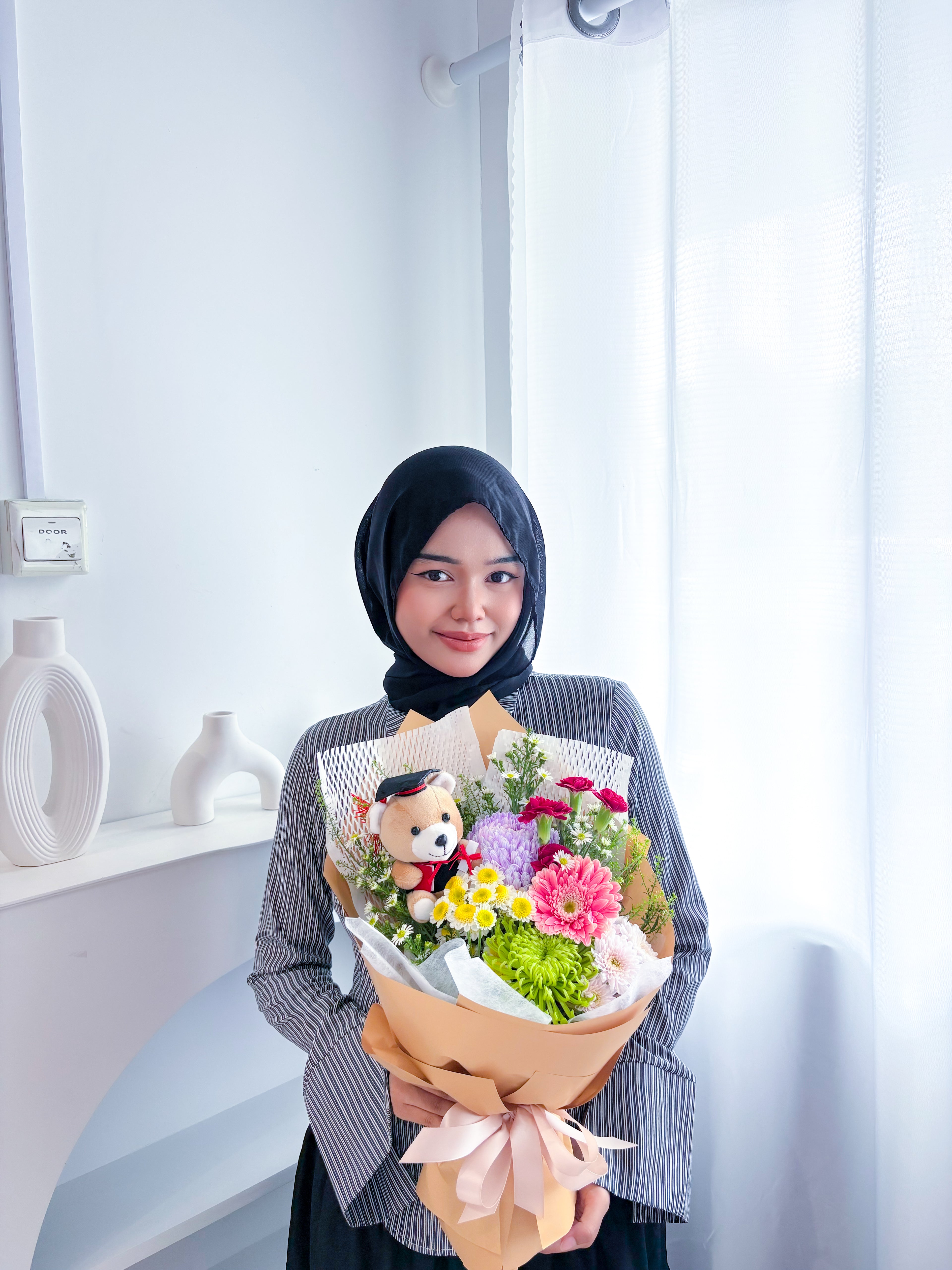 Thumbelina Bouquet with Grad Teddy