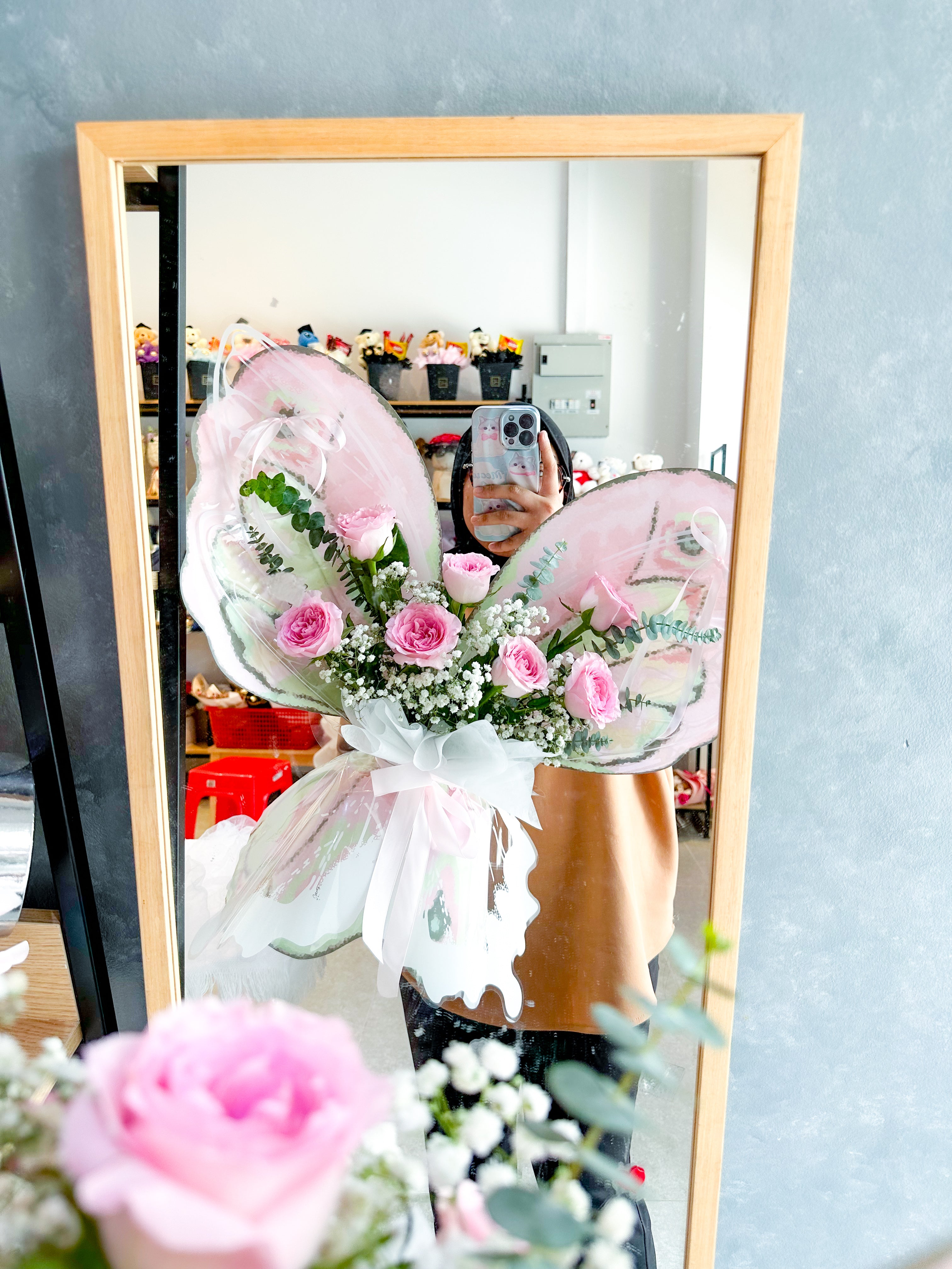 7 Stalks Fresh Roses Butterfly Set